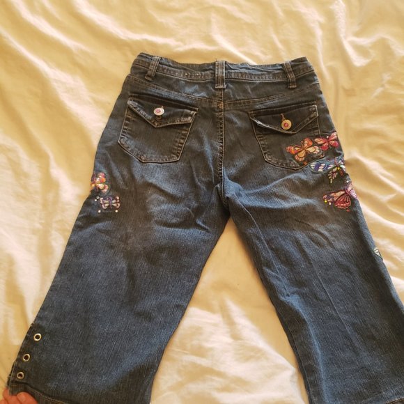 Adorable Arizona Jeans Appliqued Butterfly - Picture 4 of 4